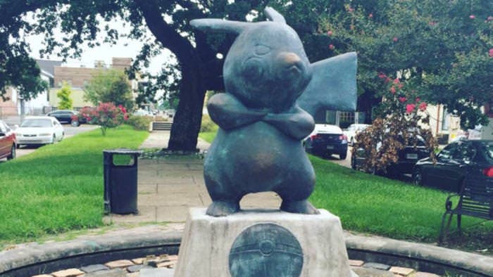 Una misteriosa estatua de Pikachu aparece en un parque de Nueva Orleans