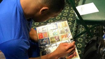 El campocorto de los Chicago Cubs Addison Russell muestra su afición por las cartas de Pokémon