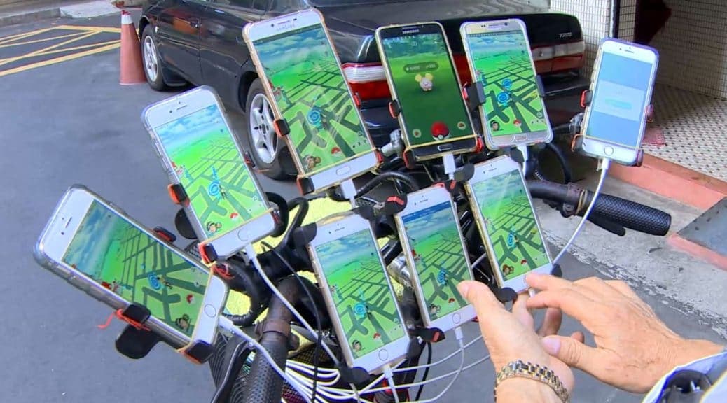 Un jubilado de 70 años recorre China en bici jugando a Pokémon GO con 11 smartphones