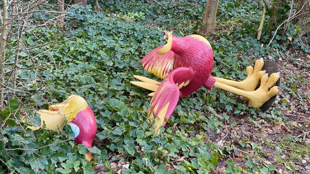 Así es como ha quedado la estatua de Kazooie situada en la sede de Rare tras el paso de la tormenta Ciara por Reino Unido