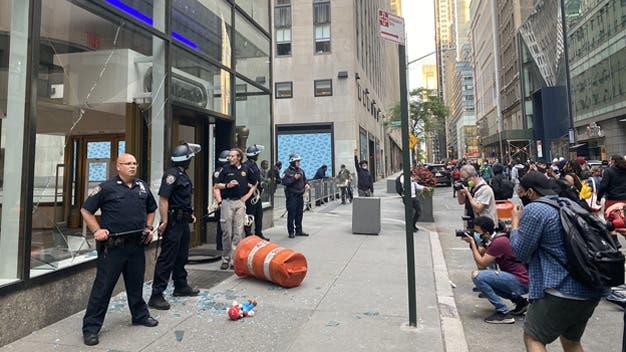 Rompen una ventana de Nintendo NY durante las protestas en Estados Unidos