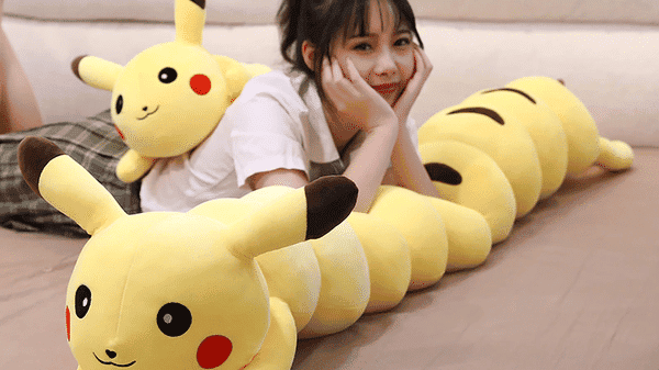 Llega a AliExpress este peluche no oficial de Pikachu capaz de estirarse hasta 170 centímetros