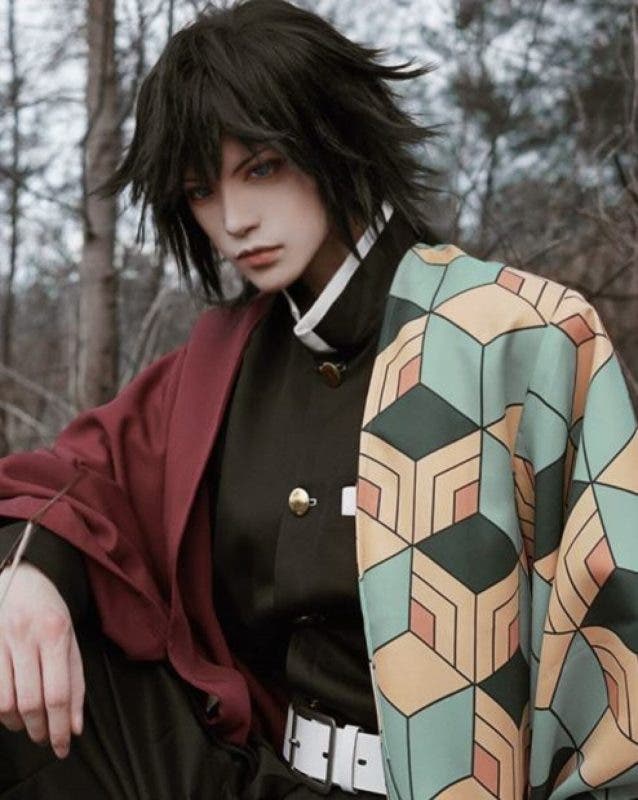 Este cosplay de Demon Slayer de Giyu Tomioka es impresionante