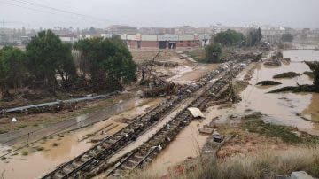 Valencia se enfrenta al caos estas horas: Robos en los supermercados y comercios tras la devastación de la DANA